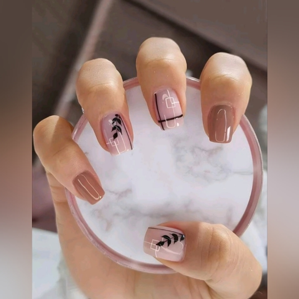 Tan leaf & geometric pattern short nail set